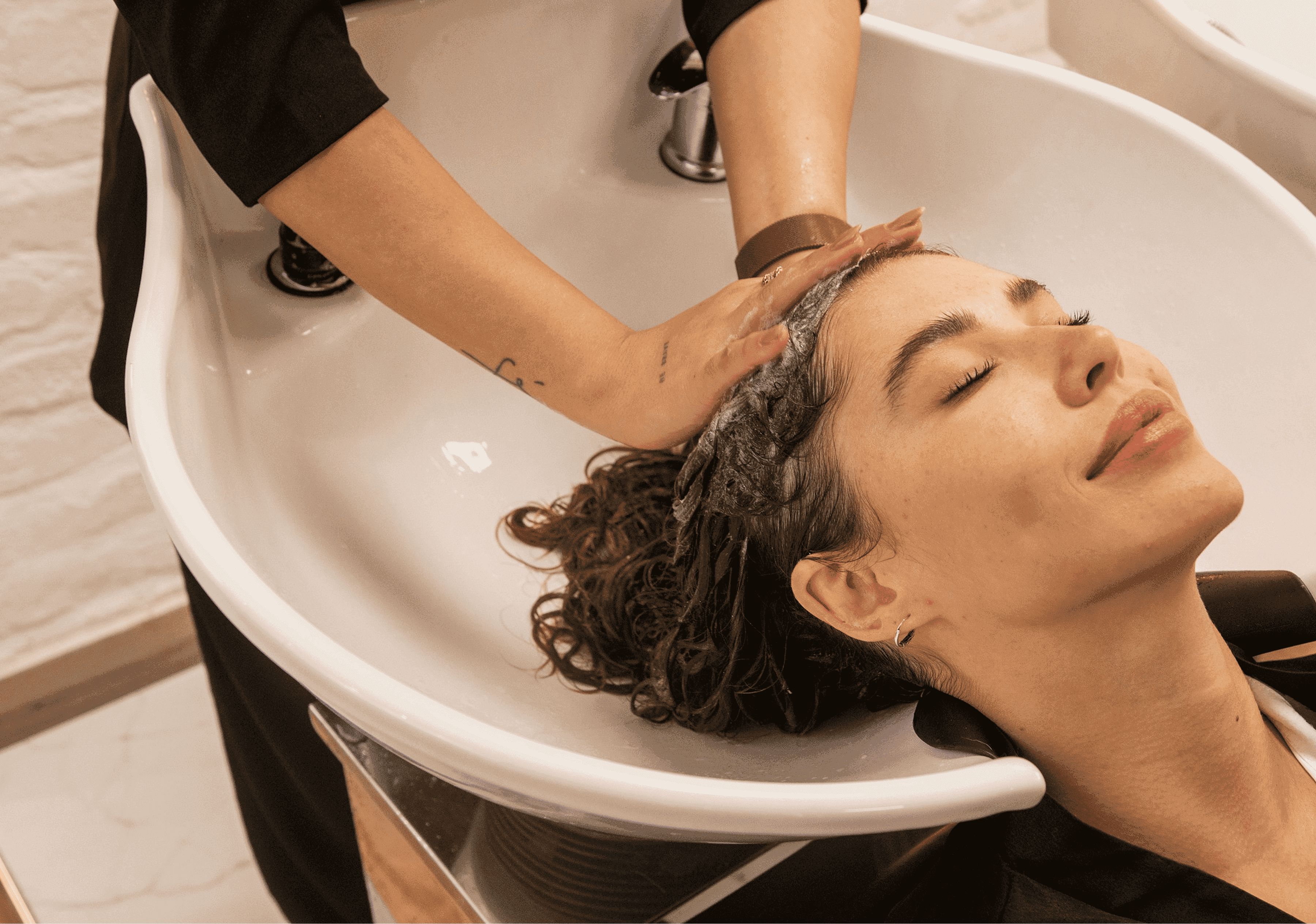 Haarwäsche vor dem Haarschnitt im Beauty Hair & Skin Salon