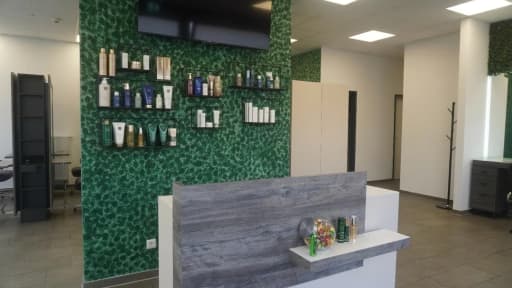Wartebereich mit Sesseln im Salon