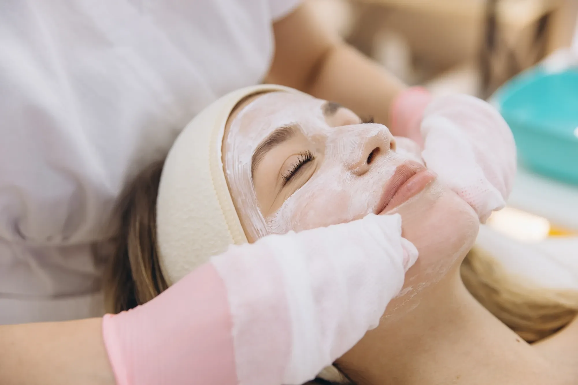 Kosmetische Gesichtsbehandlung im Beauty Hair & Skin Studio