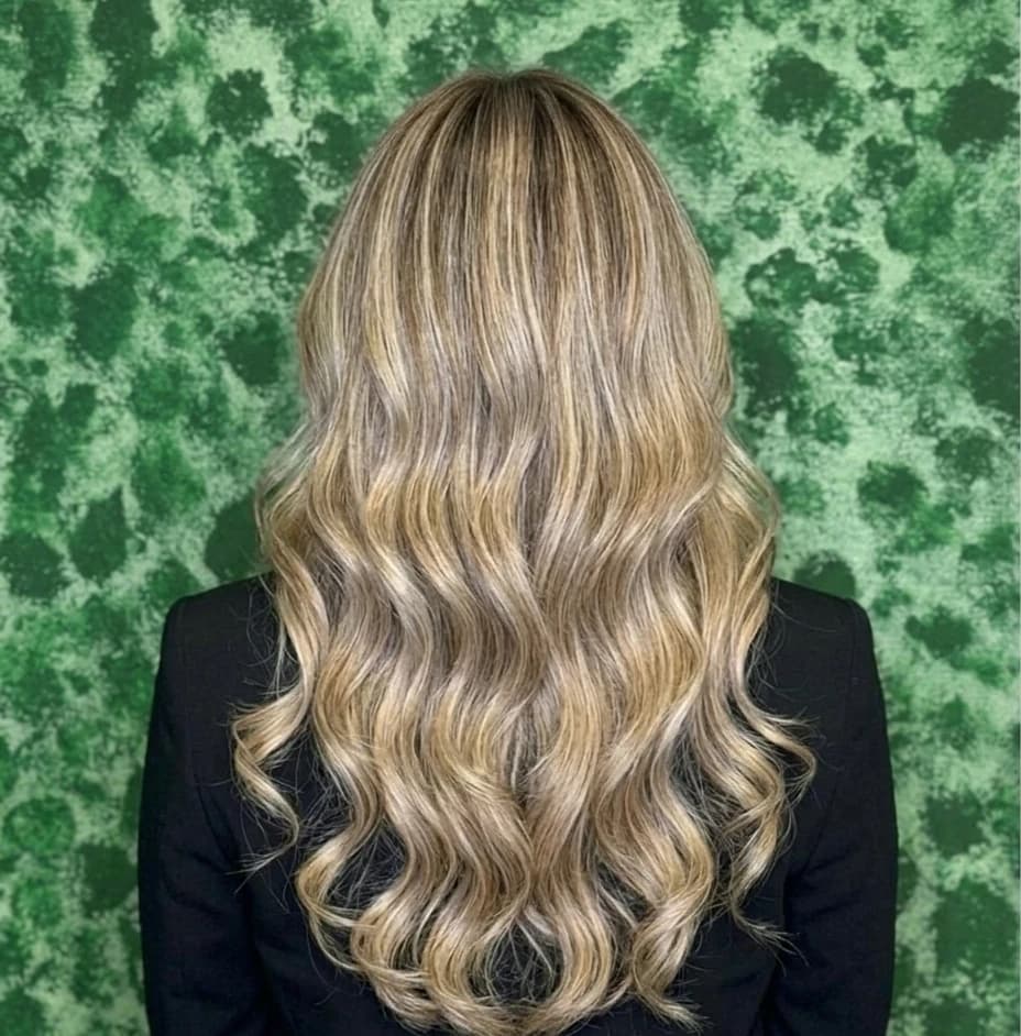 Haare nach der Coloration – kühles, glänzendes Blond mit Wellen