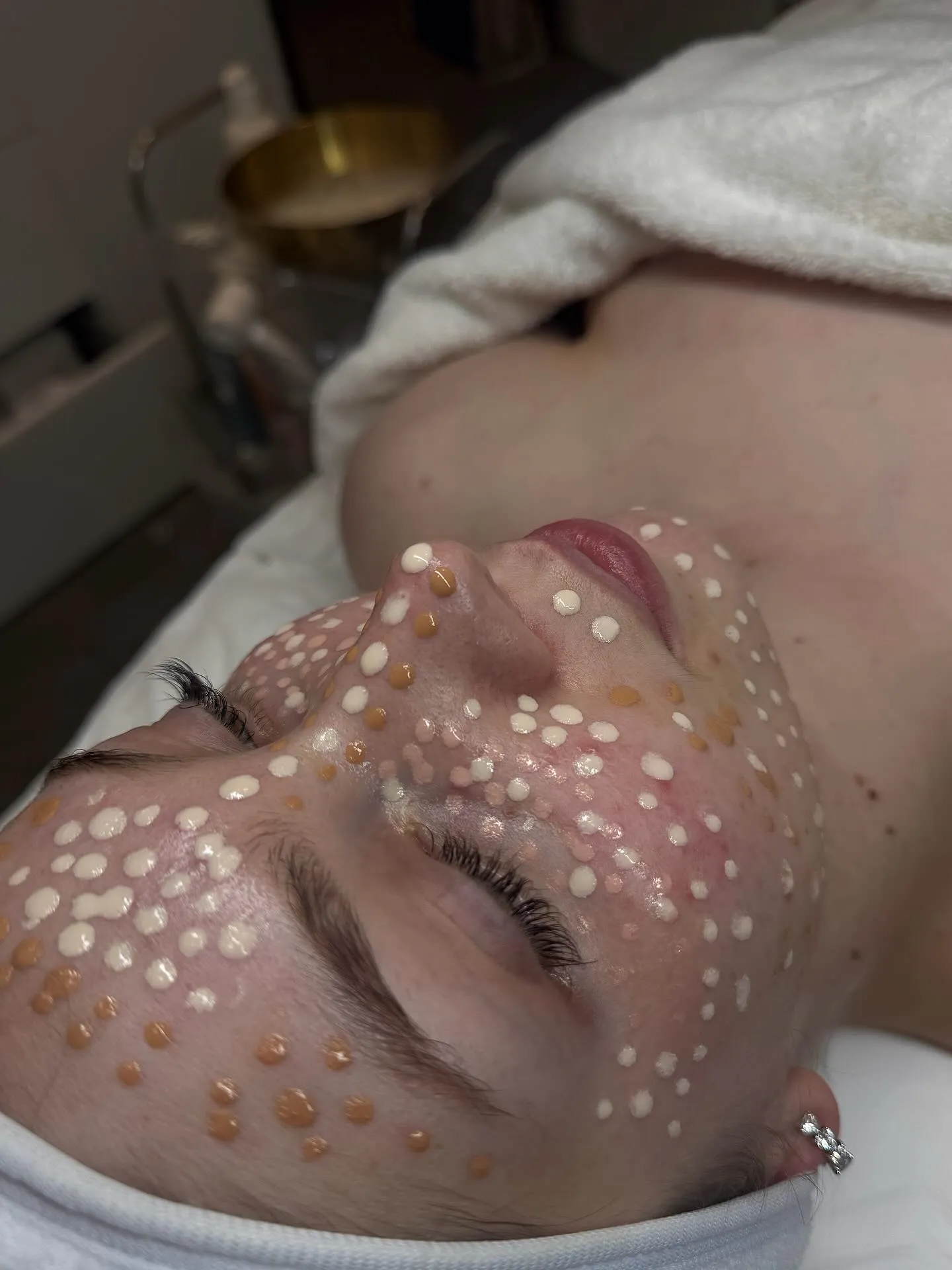 Gesichtsbehandlung mit aufgetragener Pflege im Beauty Studio