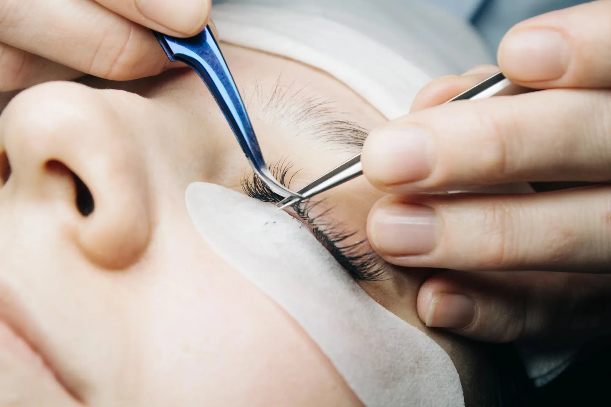 Nahaufnahme einer Wimpernverlängerung im Beauty Studio